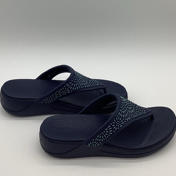 990. Croc Blue & Turquoise Aztec Thong Sandals EUC Size 9 - Picture 3 of 5